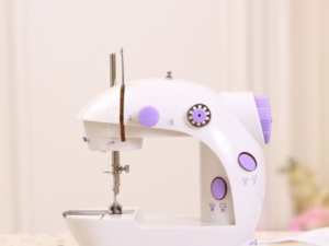 Mini Máquina de Costura Portátil Elétrica com Pedal Bivolt (110v-220v)